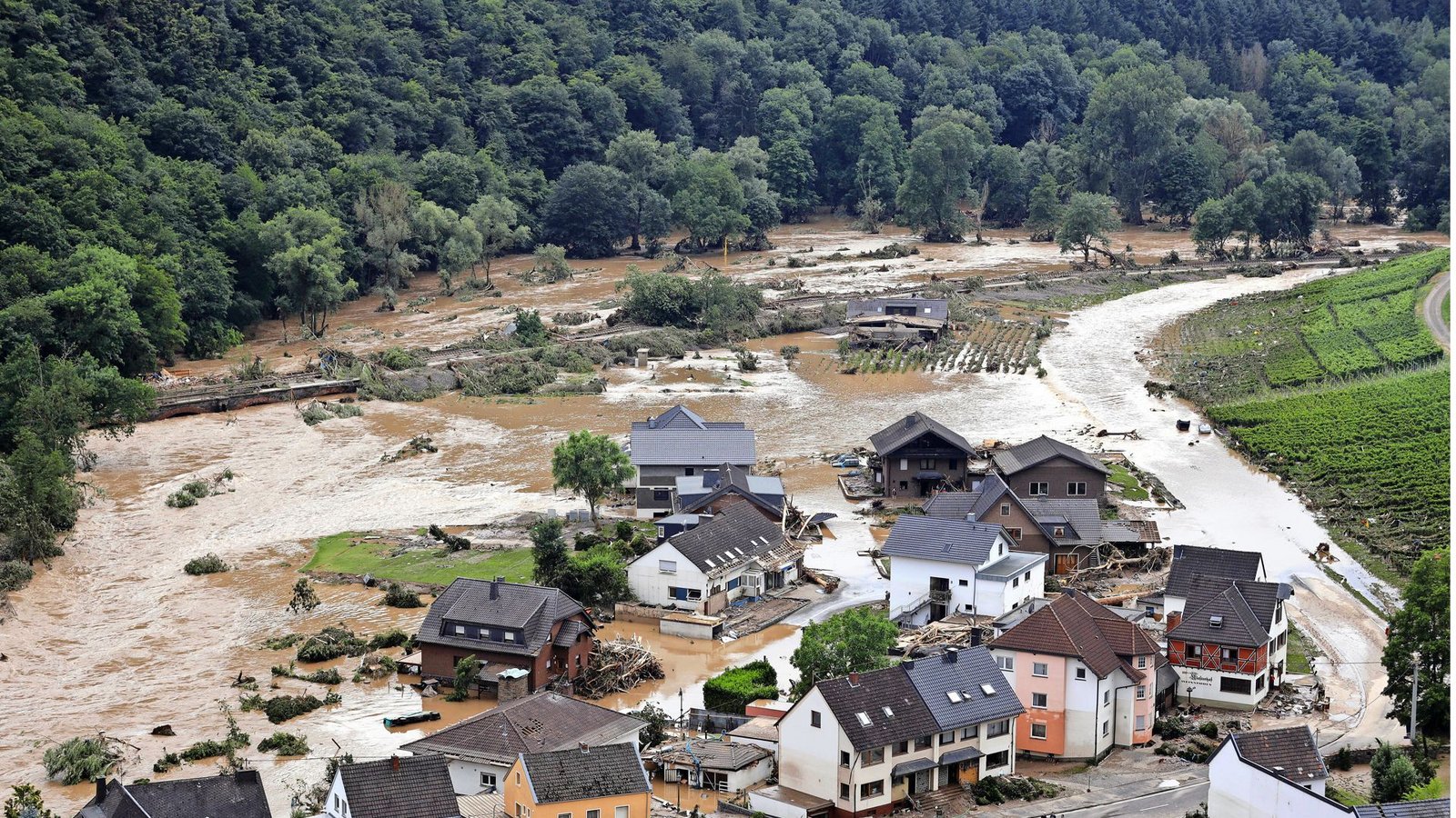 Eine Ortschaft im Ahrtal an der Straße zwischen Dernau und Walporzheim, die von den Fluten auf einem Abschnitt im Juli 2021 mitgerissen wurde.Foto: imago images/Future Image/Christoph Hardt via www.imago-images.de Eine Ortschaft im Ahrtal an der Straße zwischen Dernau und Walporzheim, die von den Fluten auf einem Abschnitt im Juli 2021 mitgerissen wurde.Foto: imago images/Future Image/Christoph Hardt via www.imago-images.de