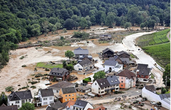 Eine Ortschaft im Ahrtal an der Straße zwischen Dernau und Walporzheim, die von den Fluten auf einem Abschnitt im Juli 2021  mitgerissen wurde.<span class='image-autor'>Foto: imago images/Future Image/Christoph Hardt via www.imago-images.de</span>