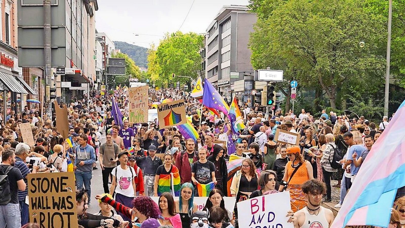Am 25. Juli wird es bunt in den Straßen: Dann zieht die CSD-Parade wieder durch Stuttgart – für viele Teilnehmende ist die Demo dieses Jahr wichtiger denn je.Foto: Andreas Rosar Am 25. Juli wird es bunt in den Straßen: Dann zieht die CSD-Parade wieder durch Stuttgart – für viele Teilnehmende ist die Demo dieses Jahr wichtiger denn je.Foto: Andreas Rosar
