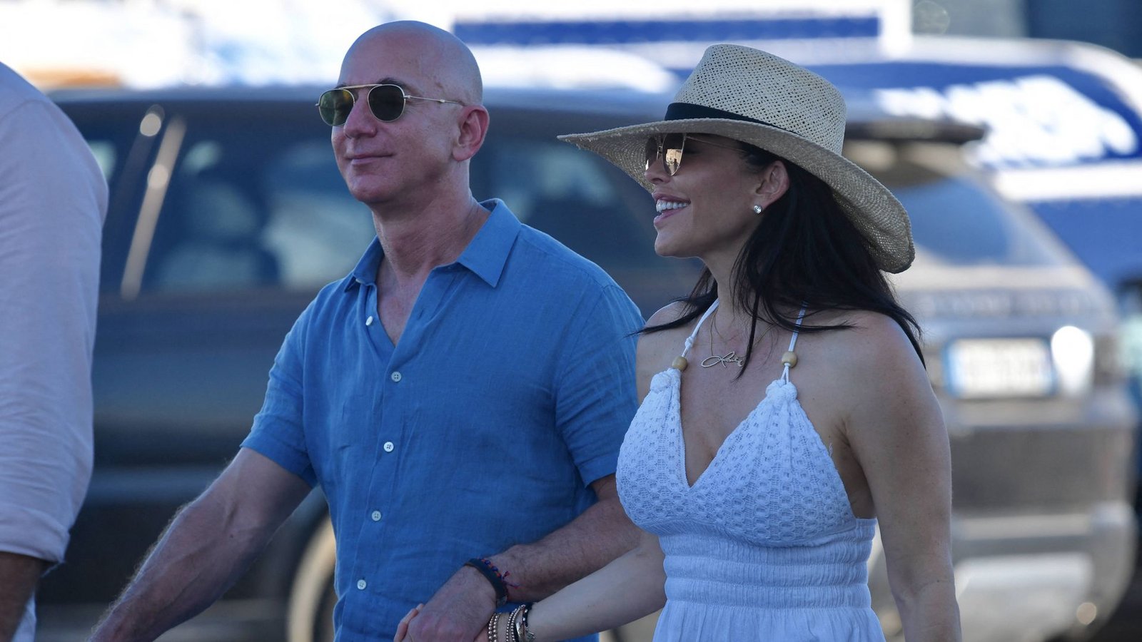 Jeff Bezos und Lauren Sánchez ankern mit ihrer Luxusjacht gerne in den Häfen am Mittelmeer – hier schlendern sie 2019 durch Saint Tropez.Foto: IMAGO/ABACAPRESS Jeff Bezos und Lauren Sánchez ankern mit ihrer Luxusjacht gerne in den Häfen am Mittelmeer – hier schlendern sie 2019 durch Saint Tropez.Foto: IMAGO/ABACAPRESS