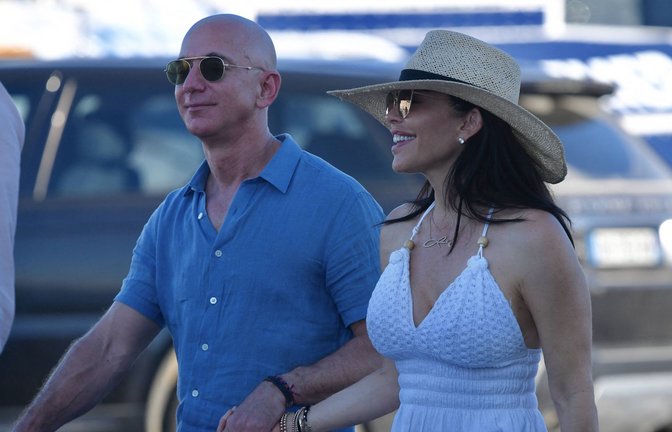 Jeff Bezos und Lauren  Sánchez ankern mit ihrer Luxusjacht gerne in den Häfen am Mittelmeer – hier schlendern sie 2019 durch Saint Tropez.<span class='image-autor'>Foto: IMAGO/ABACAPRESS</span>