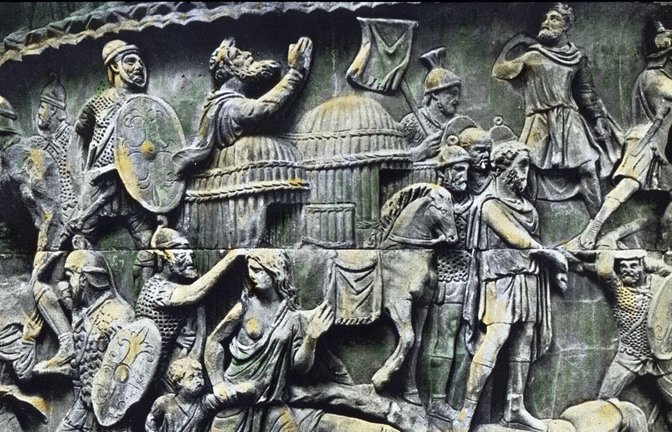 Antikes Relief mit der Darstellung eines  Überfalls römischer Soldaten auf ein Dorf der Germanen.<span class='image-autor'>Foto: Imago/United Archives</span>