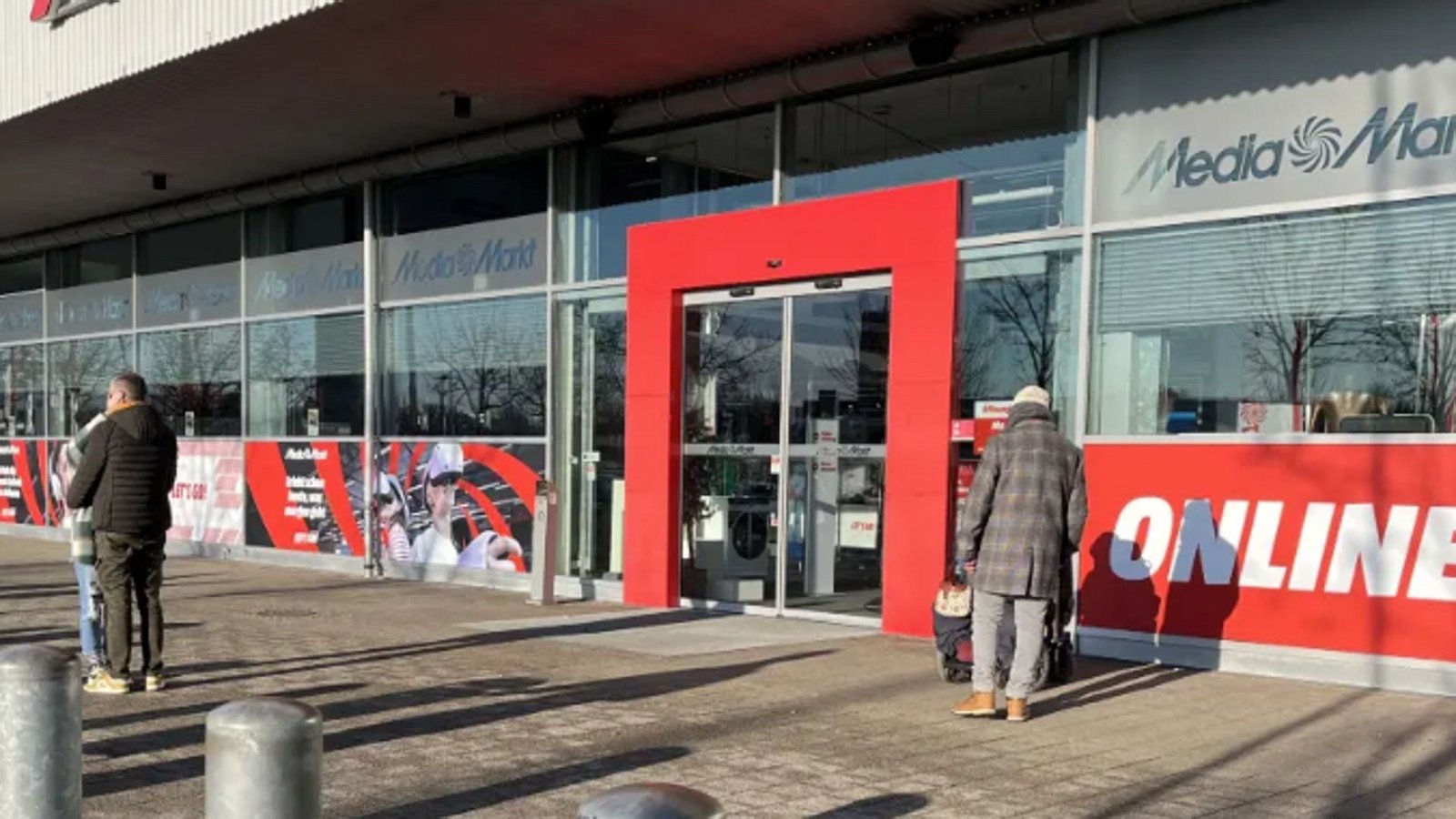 Kurz vor 10 Uhr am Freitagmorgen vor dem Mediamarkt in der Blaubeurer Straße: Noch warten wenige Menschen darauf, dass sich die Tür öffnet. Wenig später sind es rund 50 Kunden und Kundinnen.Foto: Ulrike Schleicher Kurz vor 10 Uhr am Freitagmorgen vor dem Mediamarkt in der Blaubeurer Straße: Noch warten wenige Menschen darauf, dass sich die Tür öffnet. Wenig später sind es rund 50 Kunden und Kundinnen.Foto: Ulrike Schleicher