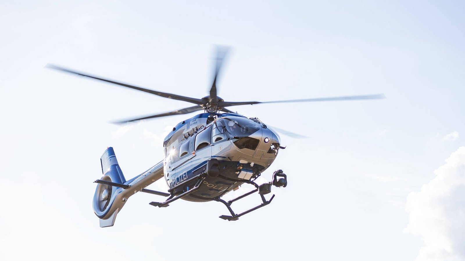 Der Unfallverursacher wurde unter anderem mit einem Helikopter gesucht und schließlich schwer verletzt festgenommen. (Symbolfoto)Foto: IMAGO/Karsten Schmalz Der Unfallverursacher wurde unter anderem mit einem Helikopter gesucht und schließlich schwer verletzt festgenommen. (Symbolfoto)Foto: IMAGO/Karsten Schmalz