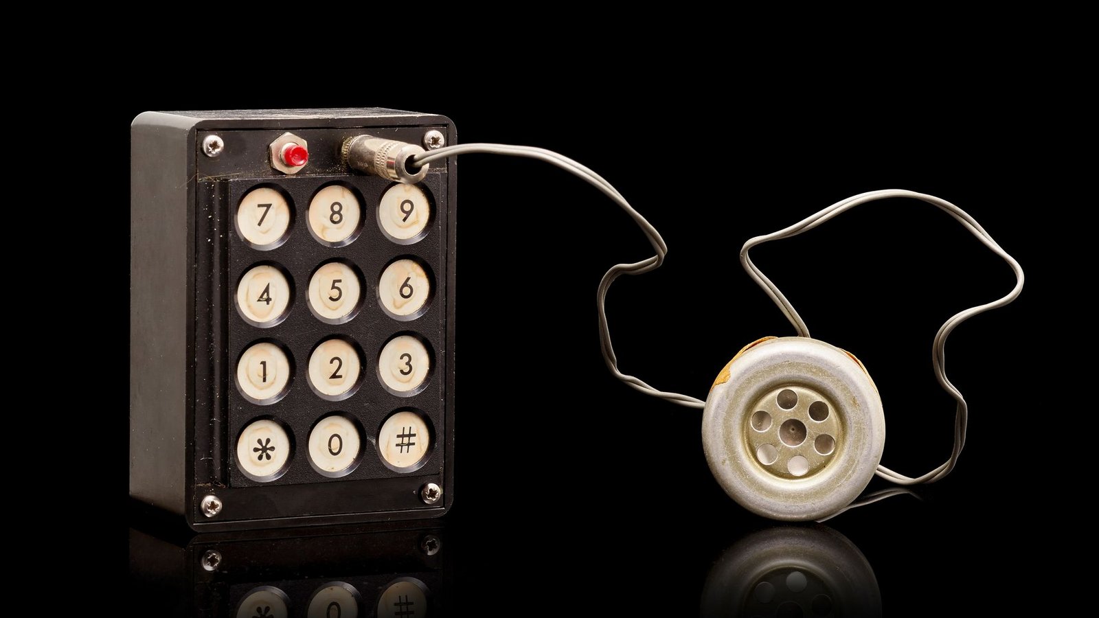 Die Blue Box, mit denen man das Telefonsystem manipulieren konnte, war das erste kommerzielle Projekt von Steve Wozniak und Steve Jobs. Handout: Bonhams/dpaFoto: picture alliance / -/Bonhams/dpa