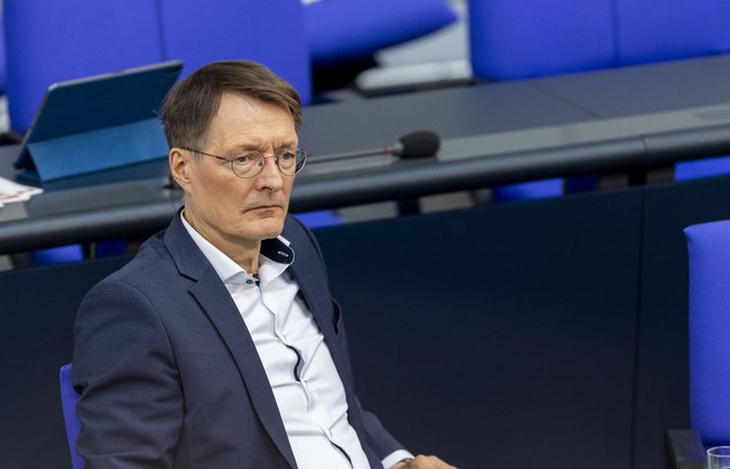 Bundesgesundheitsminister Karl Lauterbach (SPD) bringt eine Obergrenze bei den Eigenanteilen der Heimkosten ins Spiel.<span class='image-autor'>Foto: dpa/Lucas Röhr</span>