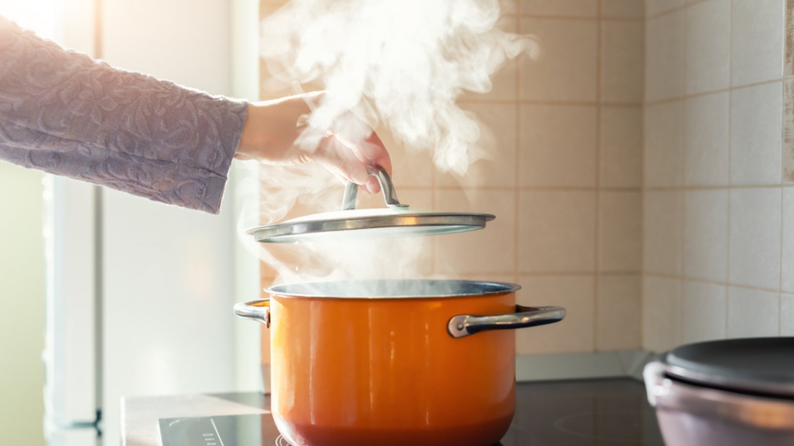 Beim Kochen entsteht viel Feuchtigkeit.Foto: Gorloff-KV / shutterstock.com