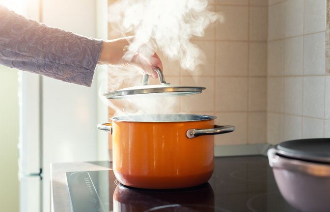 Beim Kochen entsteht viel Feuchtigkeit.<span class='image-autor'>Foto: Gorloff-KV / shutterstock.com</span>