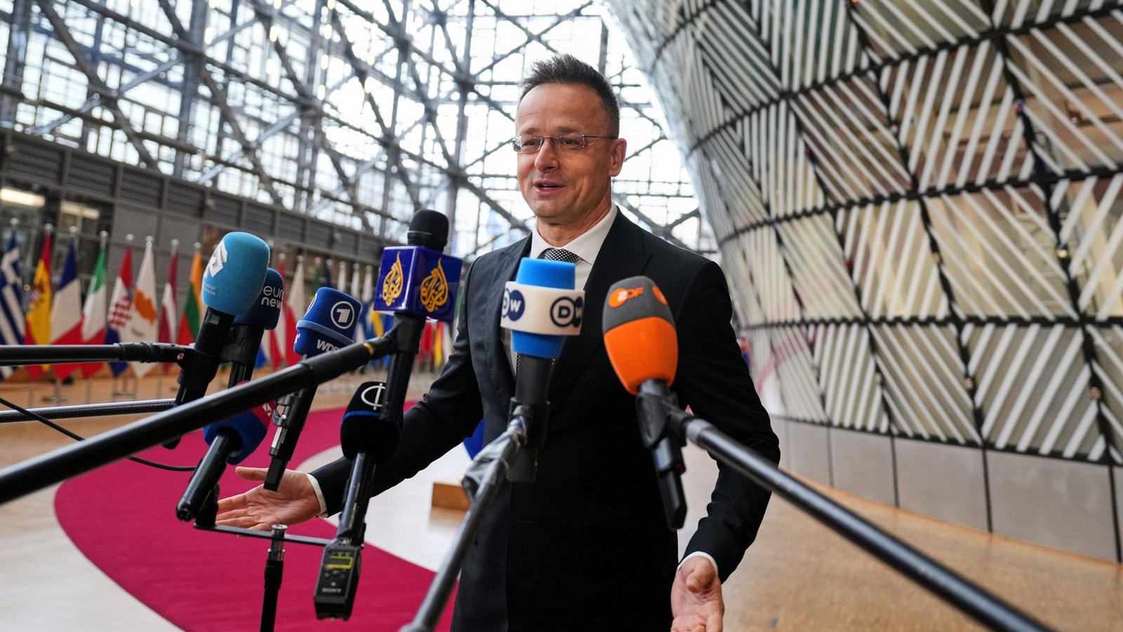 Ungarns Außenminister Peter Szijjarto lässt den Vorwurf des Wortbruches in Sachen Ukraine-Hilfe an sich abtropfen.Foto: Virginia Mayo/AP/dpa Ungarns Außenminister Peter Szijjarto lässt den Vorwurf des Wortbruches in Sachen Ukraine-Hilfe an sich abtropfen.Foto: Virginia Mayo/AP/dpa