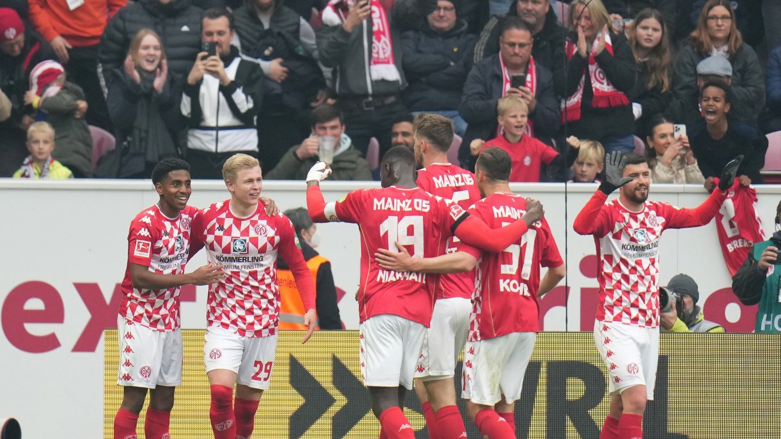 Mainz jubelt nach dem 1:0 durch den Mainzer Jonathan Burkardt (2.v.l) gegen Bayern.Foto: Thomas Frey/dpa