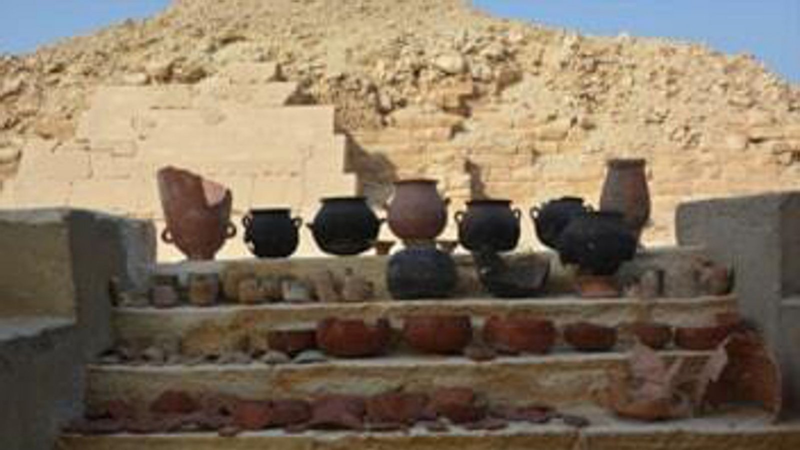 Gefäße aus der Einbalsamierungswerkstatt.Foto: © Saqqara Saite Tombs Project, Universität Tübingen. Fotograf: M. Abdelghaffar Gefäße aus der Einbalsamierungswerkstatt.Foto: © Saqqara Saite Tombs Project, Universität Tübingen. Fotograf: M. Abdelghaffar