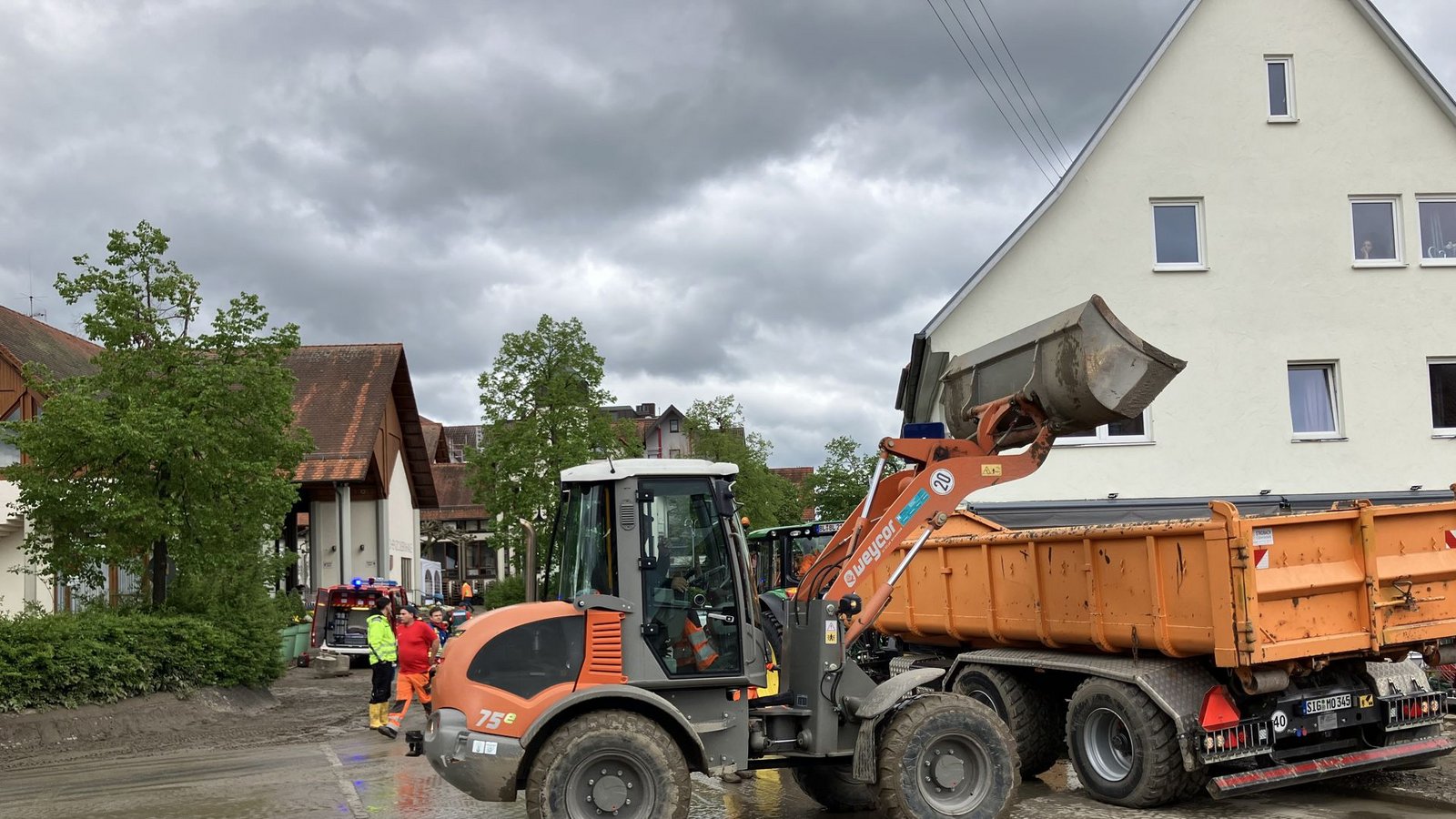 Bagger helfen, alles abzutransportieren.Foto: STZN/Dürr