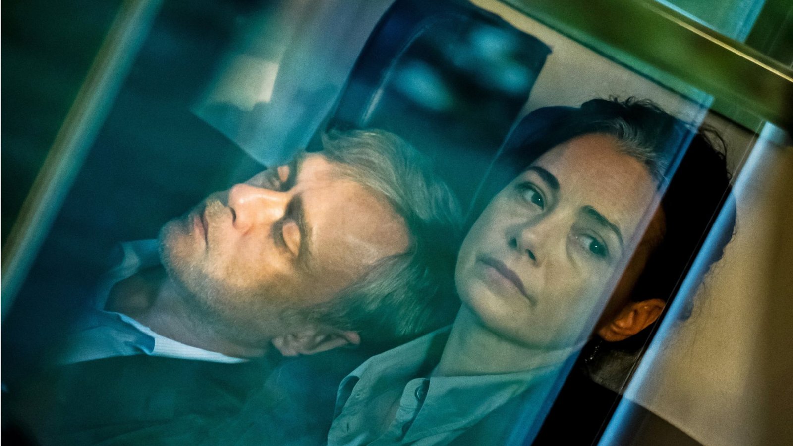 Das Leben zerbröselt: die beiden Film-Hauptfiguren Aziz (Tansu Bicer, l.) und Derya (Oezgue Namal) aus „Gelbe Briefe“Foto: Verleih/epd