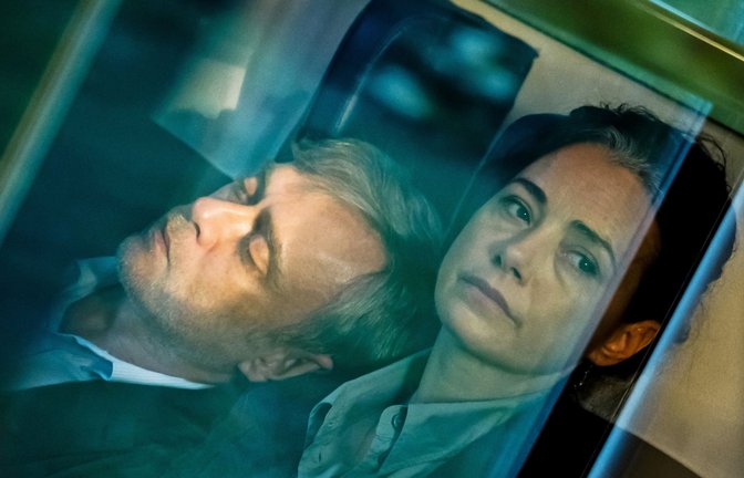 Das Leben zerbröselt: die beiden Film-Hauptfiguren Aziz (Tansu Bicer, l.) und Derya (Oezgue Namal) aus „Gelbe Briefe“<span class='image-autor'>Foto: Verleih/epd</span>
