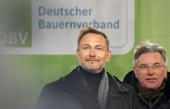 Die Ansprache von Christian Lindner bei der Kundgebung wird von Pfiffen und Buh-Rufen begleitet.<span class='image-autor'>Foto: dpa/Monika Skolimowska</span>