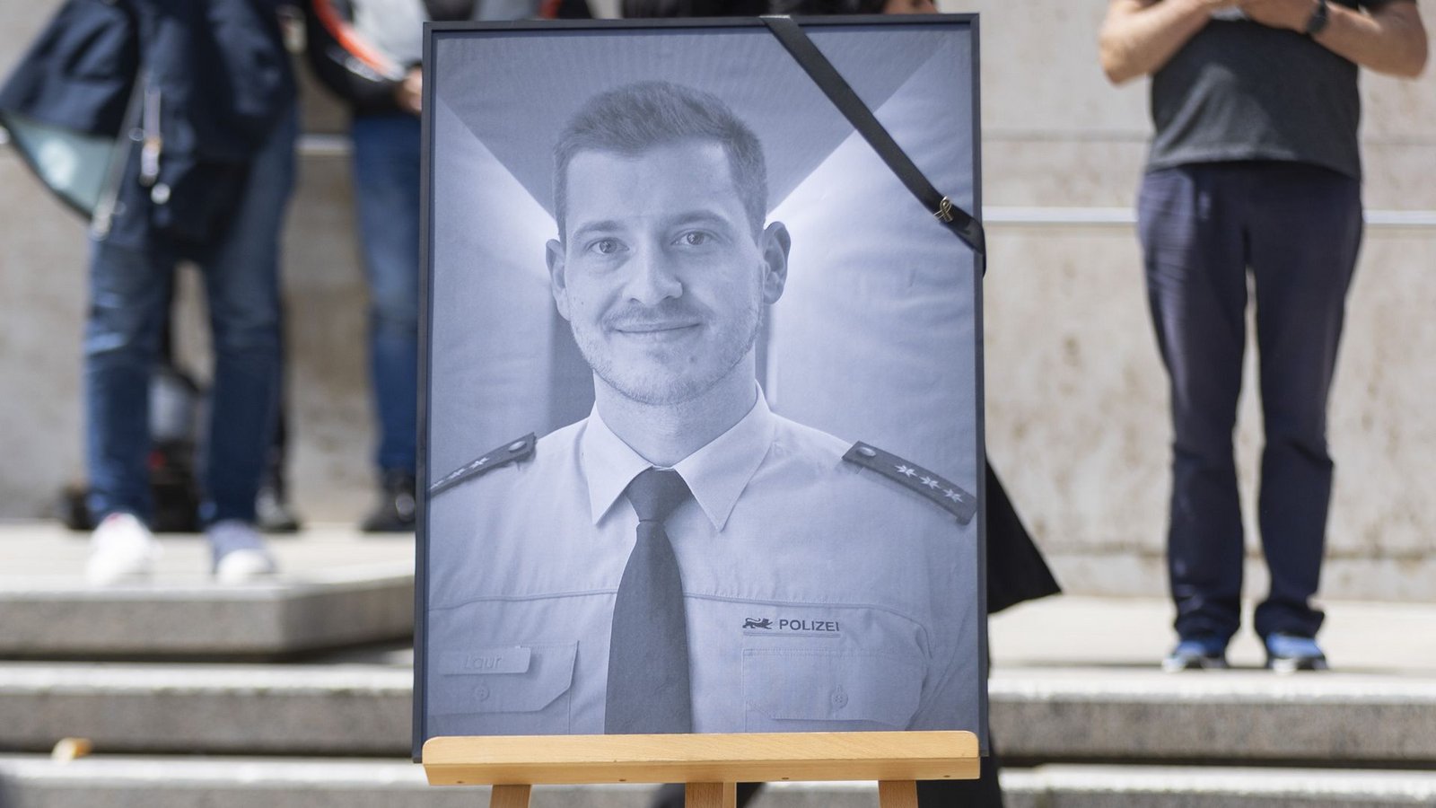 Bei der Trauerfeier auf dem Stuttgarter Rathausplatz haben Polizisten ein Bild ihres Kollegen Rouven Laur aufgestellt.Foto: Lichtgut Bei der Trauerfeier auf dem Stuttgarter Rathausplatz haben Polizisten ein Bild ihres Kollegen Rouven Laur aufgestellt.Foto: Lichtgut