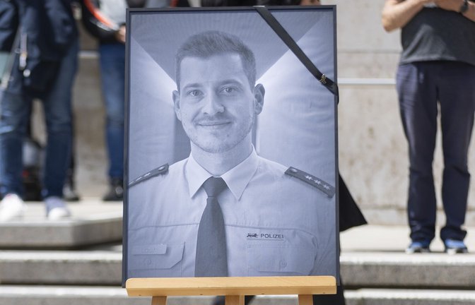 Bei der Trauerfeier auf dem Stuttgarter Rathausplatz haben Polizisten ein Bild ihres Kollegen Rouven Laur aufgestellt.<span class='image-autor'>Foto: Lichtgut</span>