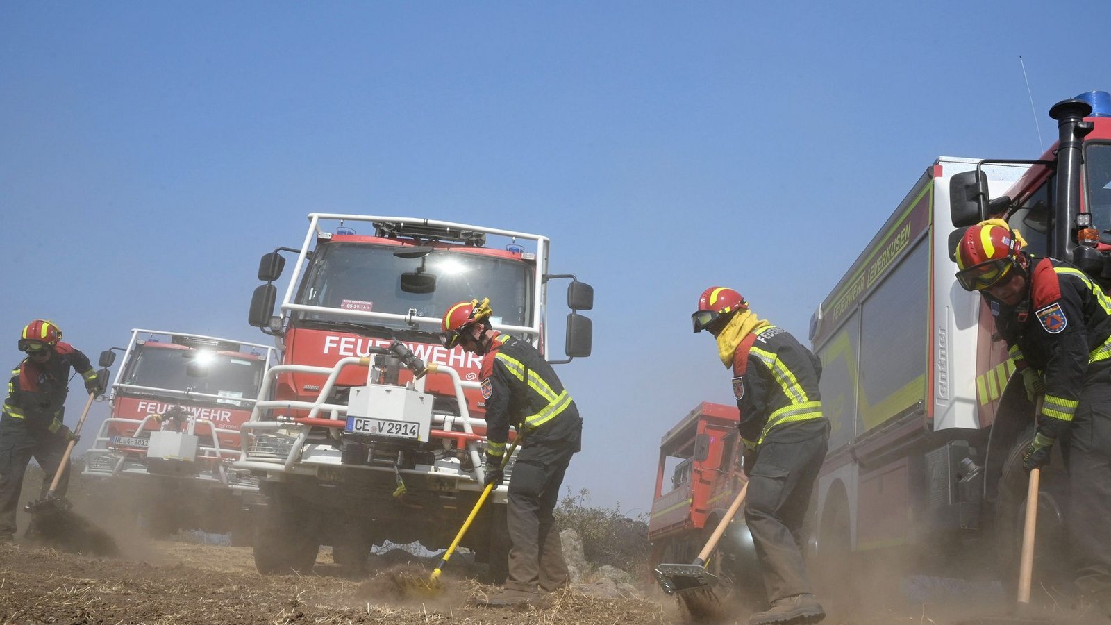 Neben Kollegen aus anderen europäischen Ländern sind auch 67 Feuerwehrleute mit ihren Fahrzeugen aus Niedersachsen und Nordrhein-Westfalen in Spanien im Einsatz.Foto: Sven Käuler/dpa