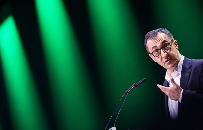 Cem Özdemir mahnte die Grünen auf dem Bundesparteitag in Hannover zu mehr Bodennähe.<span class='image-autor'>Foto: Moritz Frankenberg/dpa</span>
