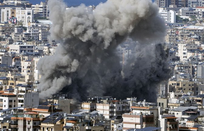 Nach einem israelischen Luftangriff auf Dahieh, einem südlichen Vorort von Beirut, Libanon, steigt Rauch auf.<span class='image-autor'>Foto: Bilal Hussein/AP/Bilal Hussein</span>