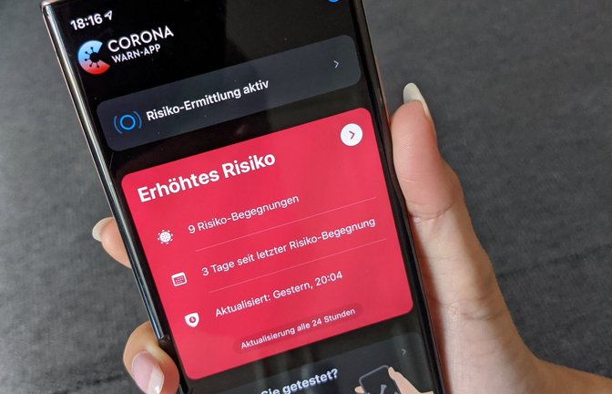 Die roten Meldungen in der Corona-Warn-App sehen derzeit wieder deutlich mehr Nutzer.<span class='image-autor'>Foto: dpa/Christoph Dernbach</span>