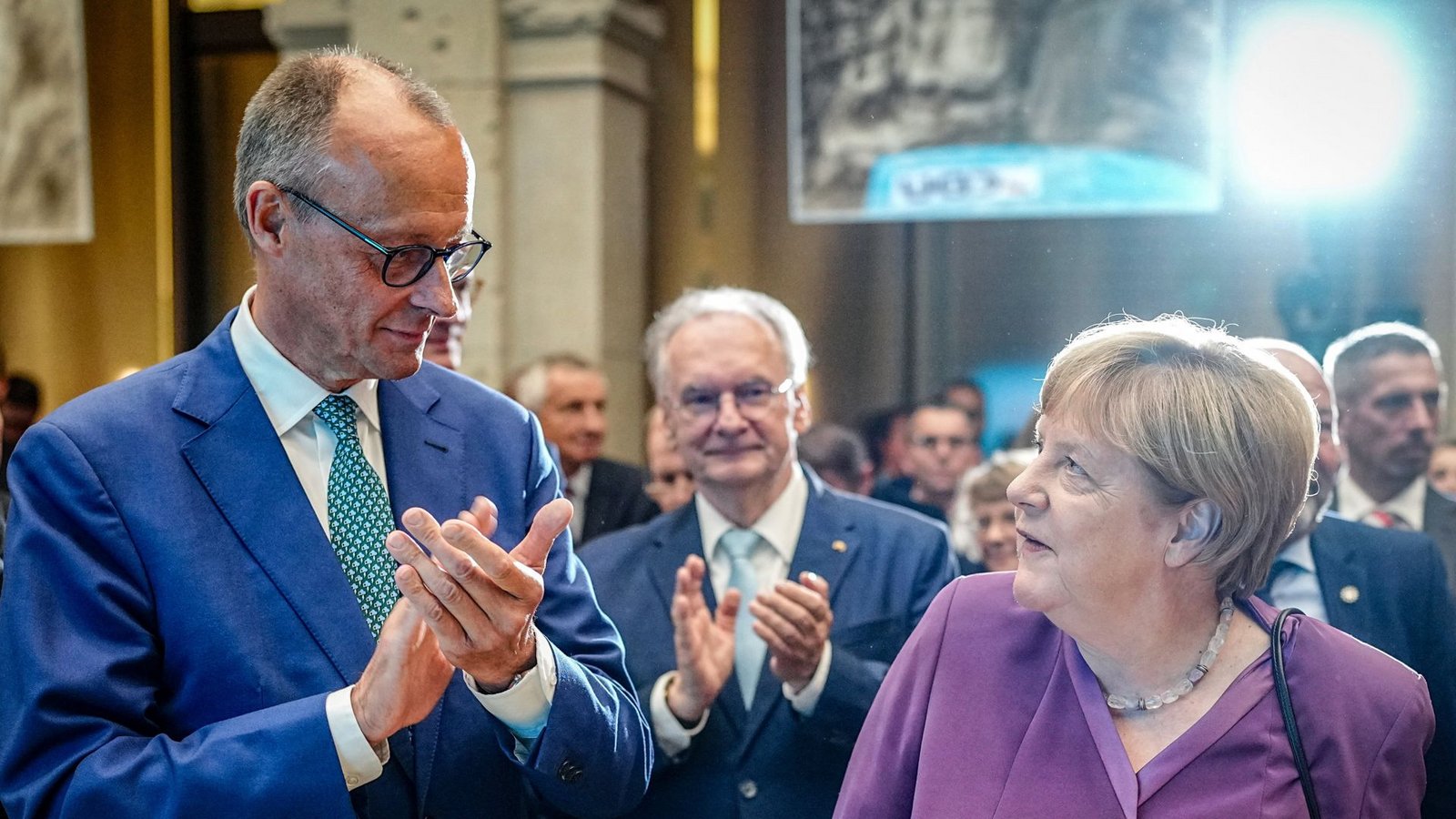 Vergiftetes Verhältnis: Friedrich Merz und Angela Merkel, in der Mitte der sachsen-anhaltinische Ministerpräsident Reiner Haseloff (alle CDU).Foto: dpa     /Kay Nietfeld