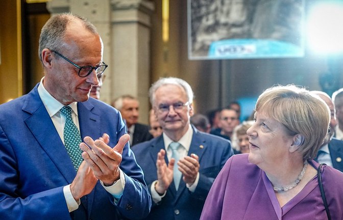 Vergiftetes Verhältnis: Friedrich Merz und Angela Merkel, in der Mitte der sachsen-anhaltinische Ministerpräsident Reiner Haseloff (alle CDU).<span class='image-autor'>Foto: dpa     /Kay Nietfeld</span>