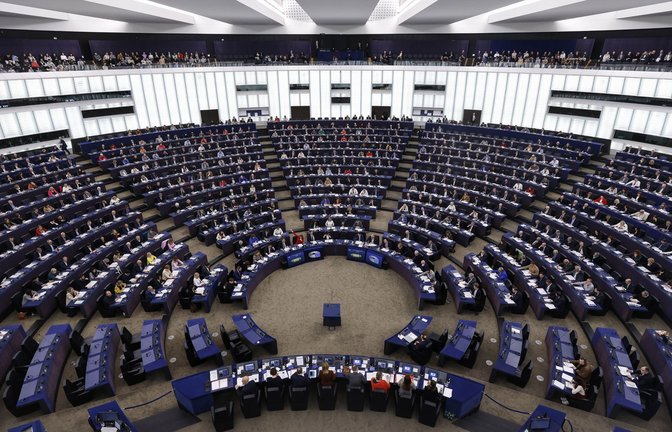 Im Europaparlament ist ein heftiger Streit über die Finanzierung von Nichtregierungsorganisationen ausgebrochen.<span class='image-autor'>Foto: dpa/Jean-Francois Badias</span>