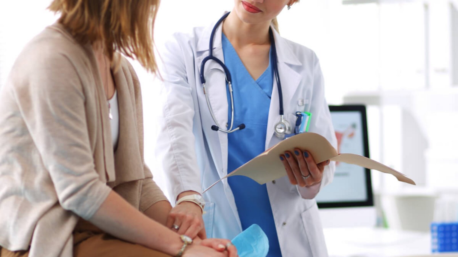 In Arztbriefen wird eine eigene Fachsprache benutzt. Was der Unterschied zwischen einem Befund und einer Diagnose ist, verraten wir Ihnen hier.Foto: S_L / Shutterstock.com