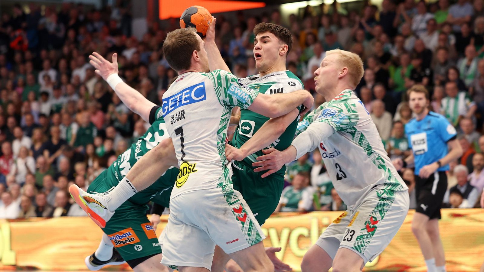 Spielmacher Elias Newel und das Frisch-Auf-Team fanden nach der Pause zu wenig Lösungen gegen die bärenstarke Magdeburger Abwehr.Foto: Baumann/Julia Rahn Spielmacher Elias Newel und das Frisch-Auf-Team fanden nach der Pause zu wenig Lösungen gegen die bärenstarke Magdeburger Abwehr.Foto: Baumann/Julia Rahn