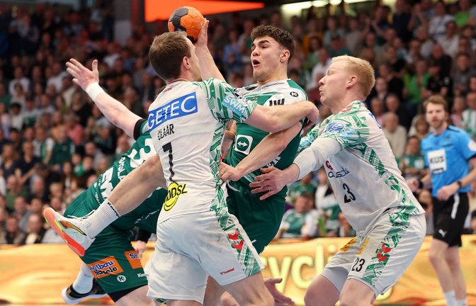 Spielmacher Elias Newel und das Frisch-Auf-Team fanden  nach der Pause zu wenig Lösungen gegen die bärenstarke Magdeburger Abwehr.<span class='image-autor'>Foto: Baumann/Julia Rahn</span>