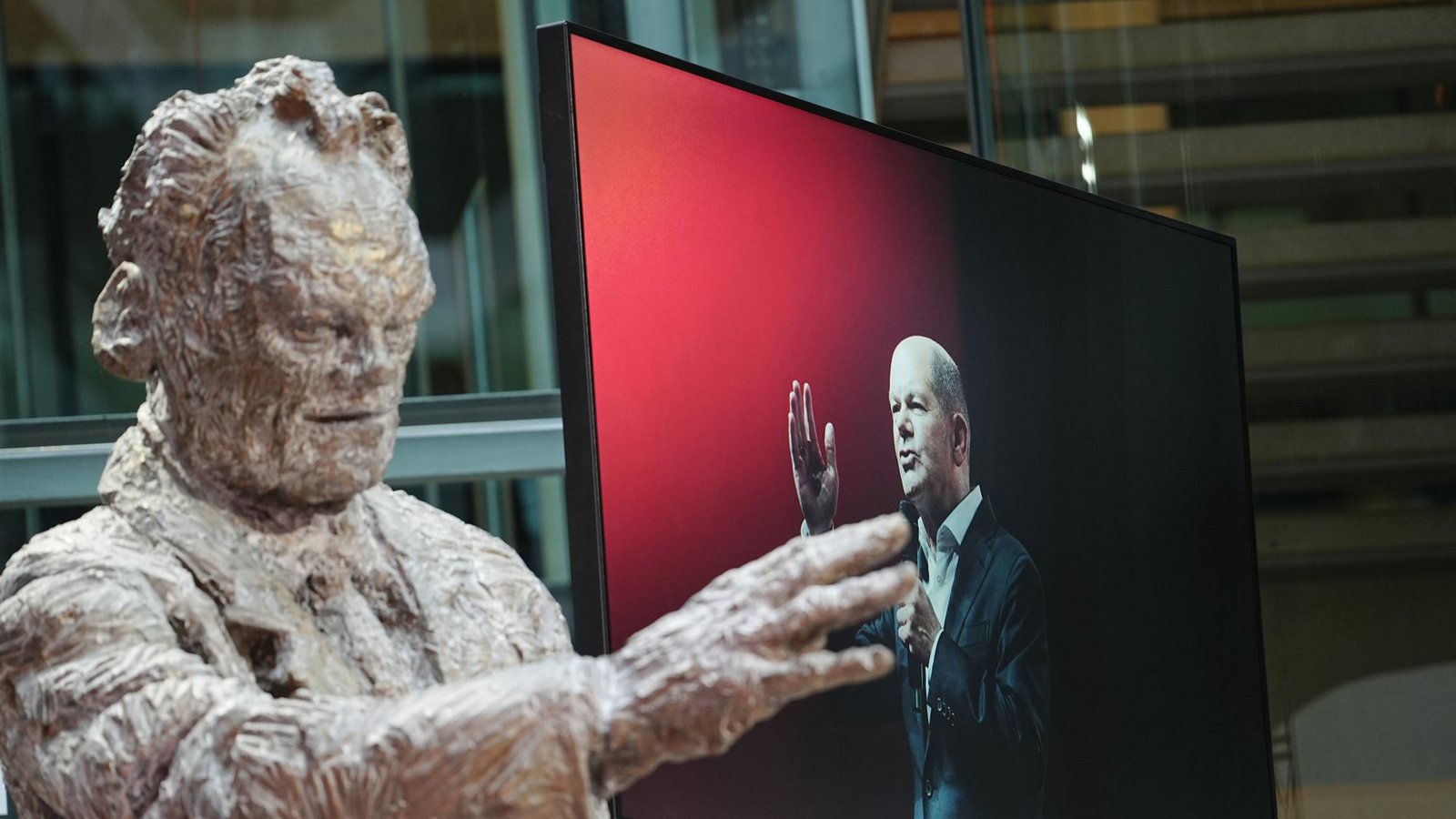 Zwei SPD-Kanzler, als Statue und auf dem Bildschirm: Willy Brandt und Olaf ScholzFoto: dpa/Kay Nietfeld Zwei SPD-Kanzler, als Statue und auf dem Bildschirm: Willy Brandt und Olaf ScholzFoto: dpa/Kay Nietfeld