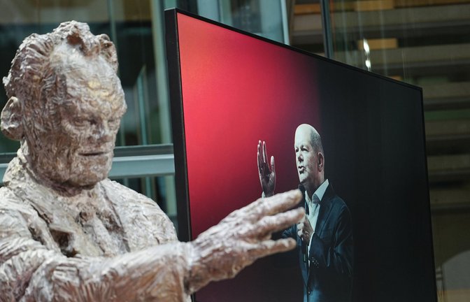 Zwei SPD-Kanzler, als Statue und auf dem Bildschirm: Willy Brandt und Olaf Scholz<span class='image-autor'>Foto: dpa/Kay Nietfeld</span>