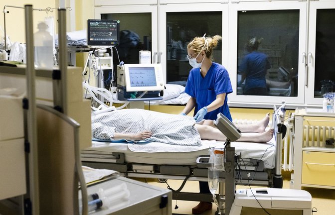Eine Krankenschwester versorgt einen Corona-Patienten auf der Intensivstation.<span class='image-autor'>Foto: dpa/Frank Molter</span>