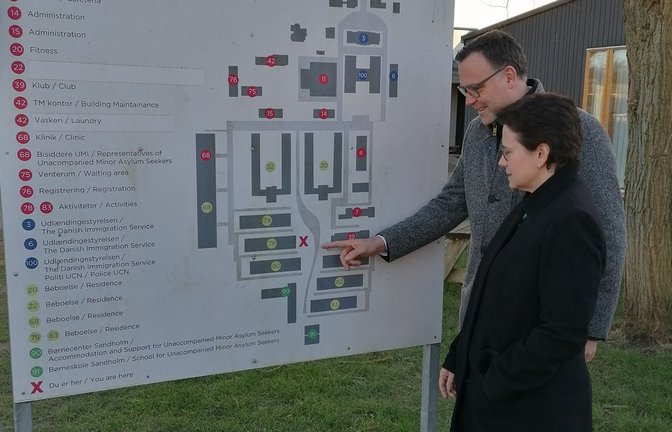 Justizministerin Marion Gentges und Staatssekretär Siegfried Lorek in einem dänischen Ankunftszentrum.<span class='image-autor'>Foto: Christian Gottschalk</span>