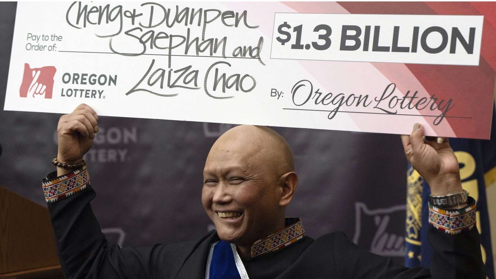 Lottogewinner Cheng Saephan hält  einen mit 1,3 Milliarden Dollar dotierten Scheck in die Höhe.Foto: dpa/Jenny Kane