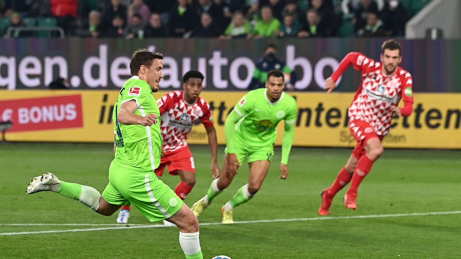 Wolfsburgs Max Kruse trifft per Strafstoß zum 2:0.Foto: Swen Pförtner/dpa