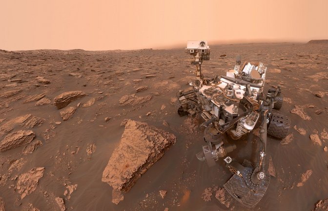 Nach sechs Jahren Entwicklung, fast zwei Milliarden Euro und acht Monaten Flug durchs All landete "Curiosity" vor zehn Jahren auf dem Mars.<span class='image-autor'>Foto: Curiosity/NASA/JPL-Caltech /dpa</span>