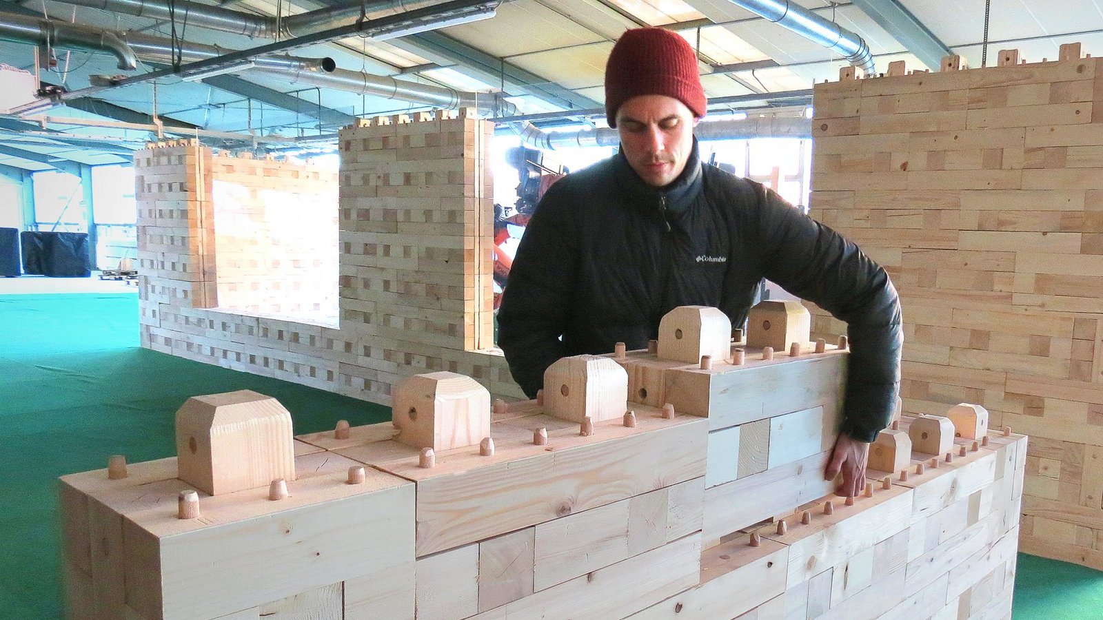 Lewin Fricke zeigt, wie das modulare System von Triqbriq funktioniert.Foto: Judith A. Sägesser Lewin Fricke zeigt, wie das modulare System von Triqbriq funktioniert.Foto: Judith A. Sägesser