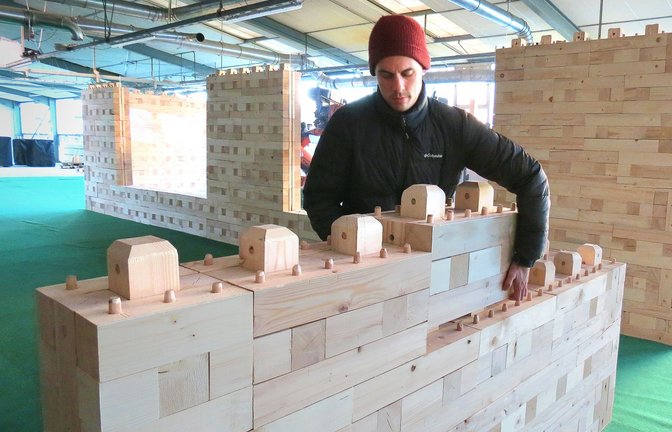 Lewin Fricke zeigt, wie das modulare System von Triqbriq funktioniert.<span class='image-autor'>Foto: Judith A. Sägesser</span>