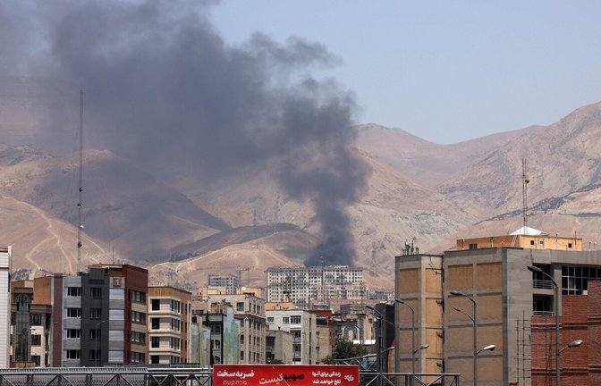Dunkler Rauch steht über dem iranischen Öldepot von Shahran nach einem israelischen Angriff.<span class='image-autor'>Foto: AFP</span>