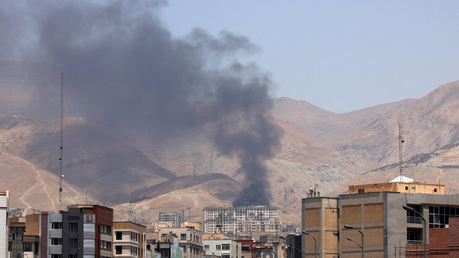 Dunkler Rauch steht über dem iranischen Öldepot von Shahran nach einem israelischen Angriff.Foto: AFP Dunkler Rauch steht über dem iranischen Öldepot von Shahran nach einem israelischen Angriff.Foto: AFP