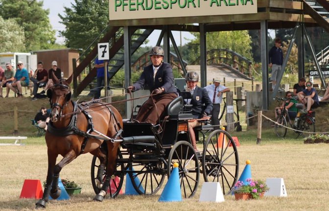 Jens Motteler (li.) und seine Beifahrerin Sabrina Kiefer müssen sich im Kegelfahren lediglich Anne Unzeitig aus Hessen geschlagen geben.<span class='image-autor'>Herbert Rauser</span>
