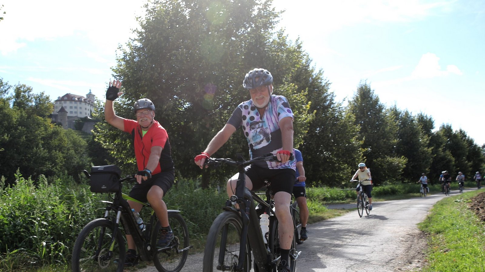 Mit guter Laune geht es los: Vorbei an Schloss Kaltenstein begeben sich die Radler auf den 33 Kilometer langen Rundkurs.  Foto: Küppers
