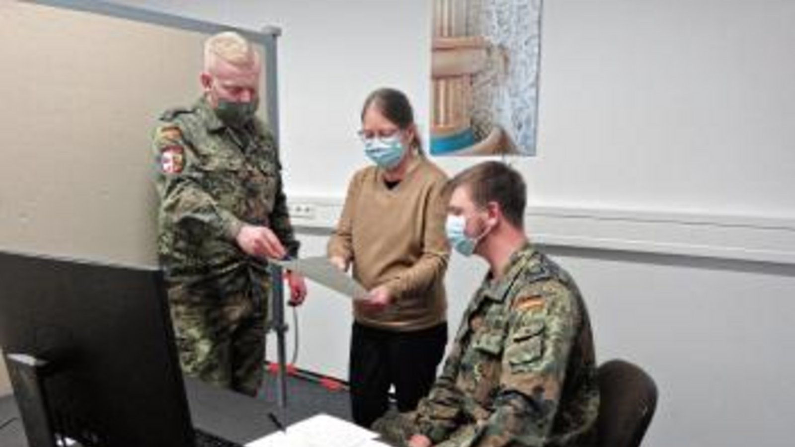 Angelika Edwards, die stellvertretende Leiterin des Gesundheitsamts, bespricht mit zwei der 14 dort tätigen Bundeswehr-Soldaten den nächsten Fall. Foto: LE Angelika Edwards, die stellvertretende Leiterin des Gesundheitsamts, bespricht mit zwei der 14 dort tätigen Bundeswehr-Soldaten den nächsten Fall. Foto: LE