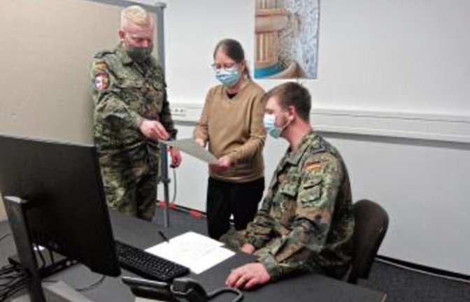 Angelika Edwards, die stellvertretende Leiterin des Gesundheitsamts, bespricht mit zwei der 14 dort tätigen Bundeswehr-Soldaten den nächsten Fall.  Foto: LE