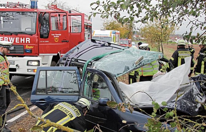 Mit schwerem Gerät musste die Feuerwehr den eingeklemmten Fahrer aus dem Autowrack retten.  Foto: Banholzer