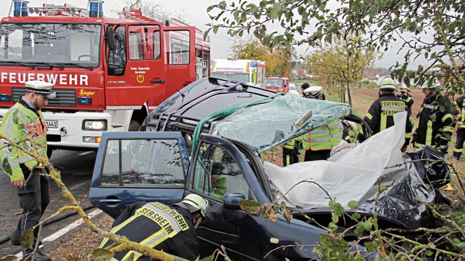 Mit schwerem Gerät musste die Feuerwehr den eingeklemmten Fahrer aus dem Autowrack retten.  Foto: Banholzer