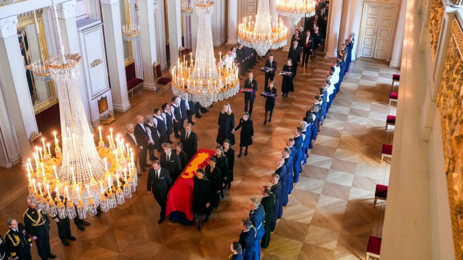 Der Sarg von König Harald V. wird am 31. August 2026 von Mitgliedern der königlichen Familie vom Roten Salon in die Palastkapelle in Oslo überführt. Hinter dem Sarg gehen Königin Mette-Marit von Norwegen und Königin Sonja von Norwegen Hand in Hand.Javad Parsa / NTB / AFP Der Sarg von König Harald V. wird am 31. August 2026 von Mitgliedern der königlichen Familie vom Roten Salon in die Palastkapelle in Oslo überführt. Hinter dem Sarg gehen Königin Mette-Marit von Norwegen und Königin Sonja von Norwegen Hand in Hand.Javad Parsa / NTB / AFP
