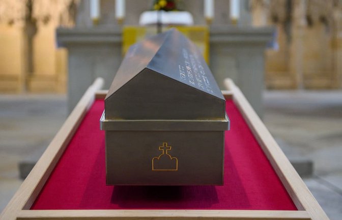 Kleiner Sarg für großen Kaiser: Archäologische Untersuchungen haben ergeben, dass Otto I. mit einer Körpergröße von 1,80 Metern tatsächlich zehn Zentimeter größer war als der durchschnittliche Zeitgenosse. Am 1. September wurde er in einem neu geschaffenen Titansarg im Magdeburger Dom wiederbeigesetzt.<span class='image-autor'>Klaus-Dietmar Gabbert/dpa</span>